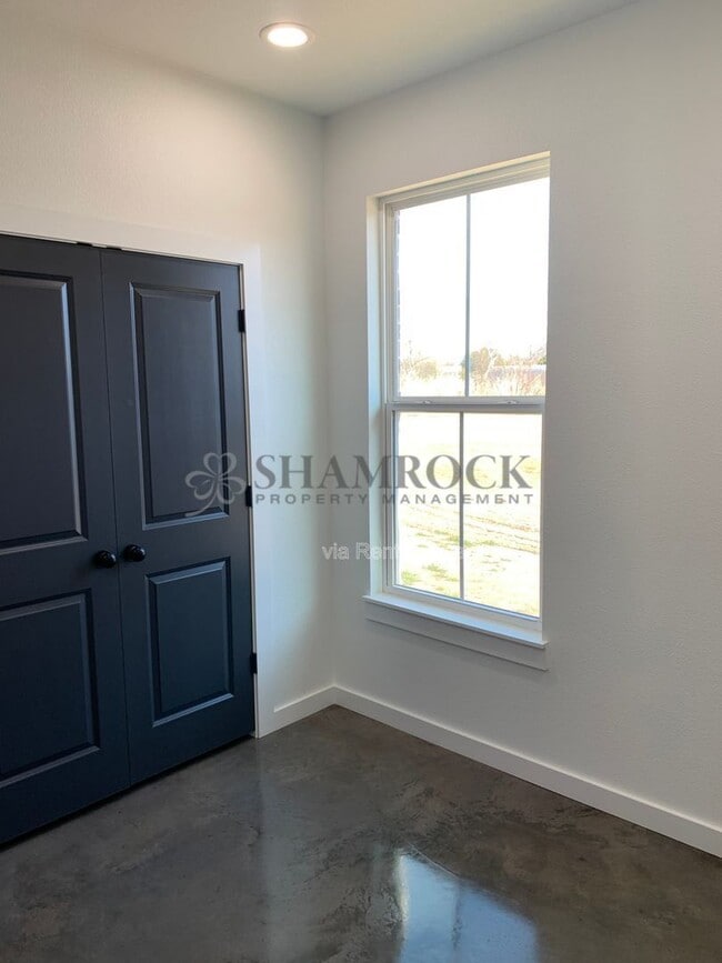 Building Photo - 113 N Van Buren Ave