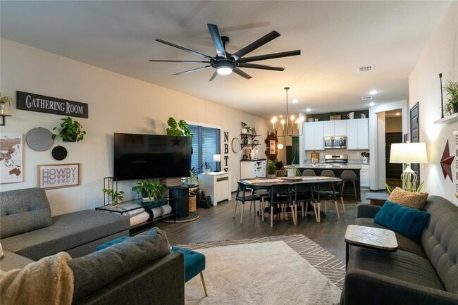 Building Photo - 648 Jennifer Wy