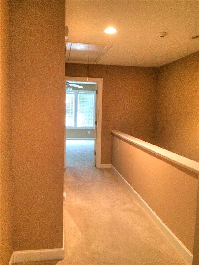 Building Photo - Beautiful 3 Bedroom / 2.5 Bathroom Townhome - Available End of June!