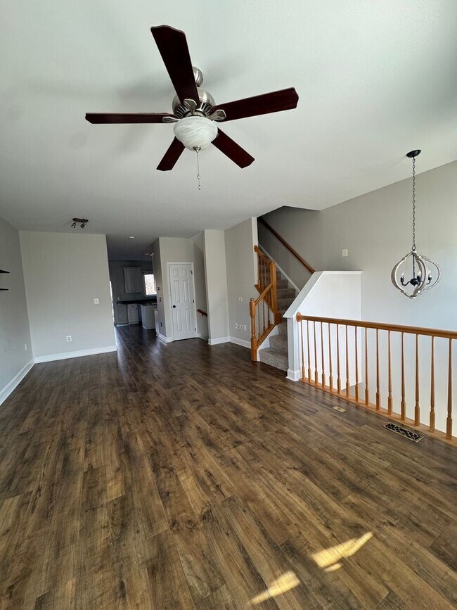 Building Photo - Well-Located 3BR, 2-Full, and 2-Half Bath Townhouse w/ One-Car Garage in Sterling, VA