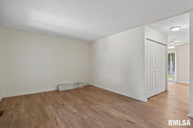 Building Photo - 8 Sundowner Ln
