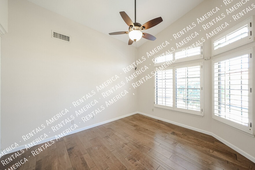 Building Photo - 1635 W Wisteria Dr