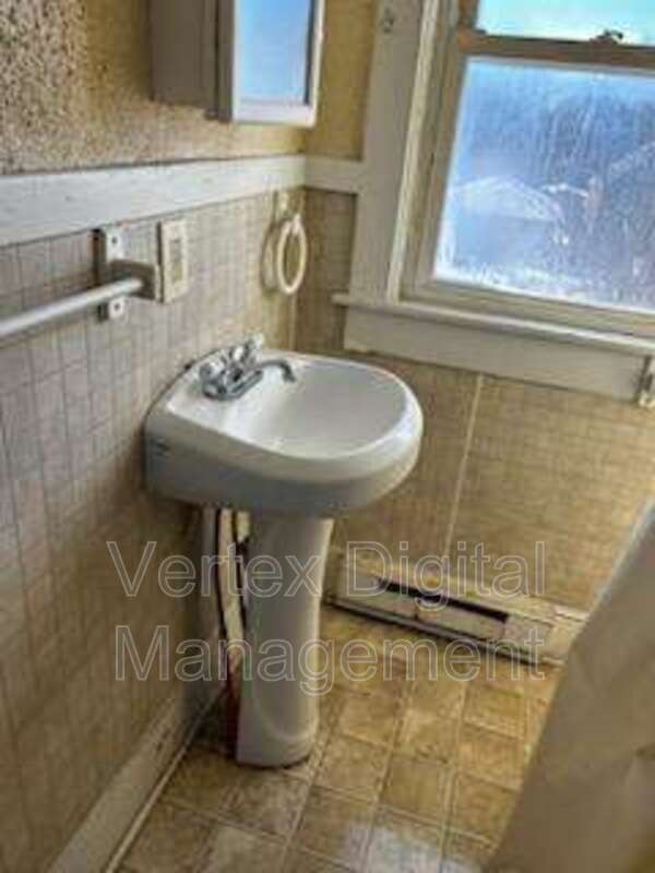 Building Photo - 221 Pine St