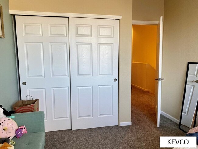 Building Photo - Three Level Townhouse with Attached Two Car Garage!