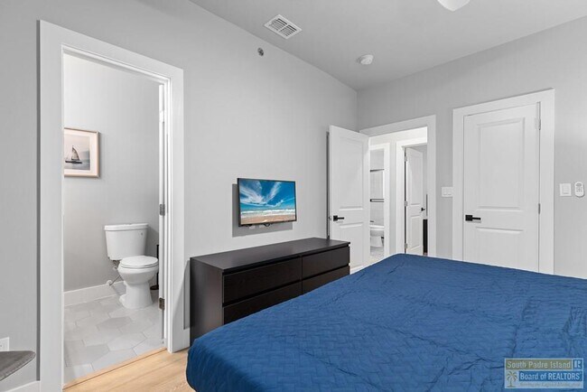 Building Photo - 111 W Sunny Isle Dr