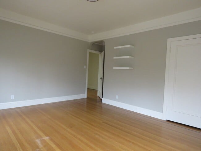 Building Photo - Elegant 4 bedroom House  with bonuses
