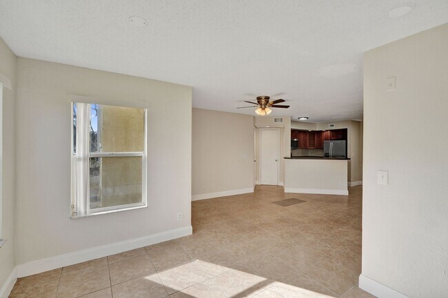 Building Photo - Remodeled 2 Bedroom / 2 Bathroom Condo with Lake View – Great Location