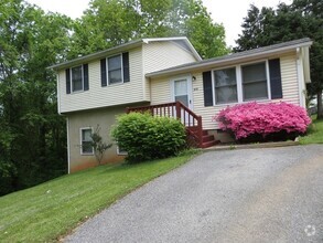 Building Photo - Radford 3 Br/2 Ba, Available July 10th