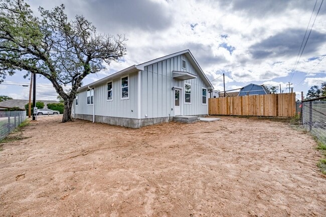 Building Photo - 1915 Willow