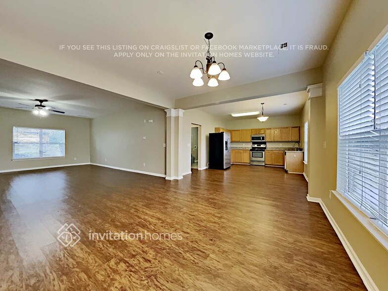 Building Photo - 8133 Chatham Oaks Dr