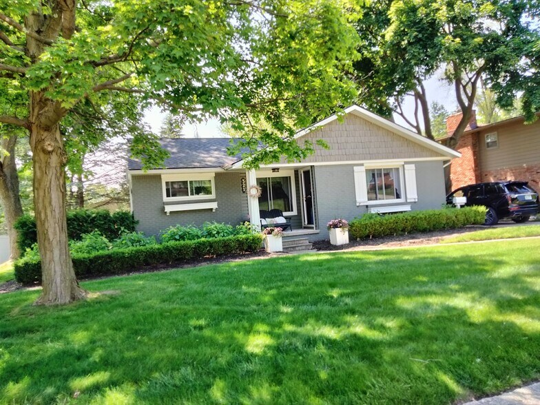 Primary Photo - 321 Bennett St