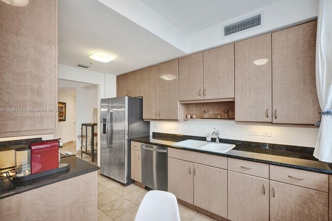 Building Photo - 801 Brickell Key Blvd