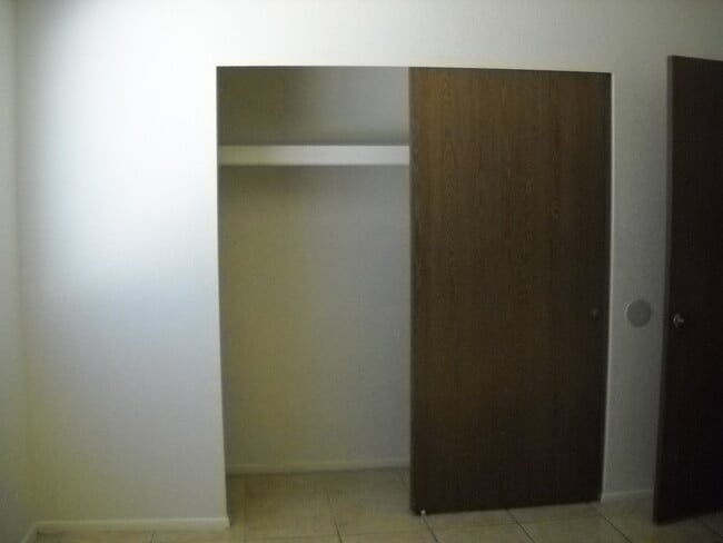 Building Photo - Cute unit in four plex
