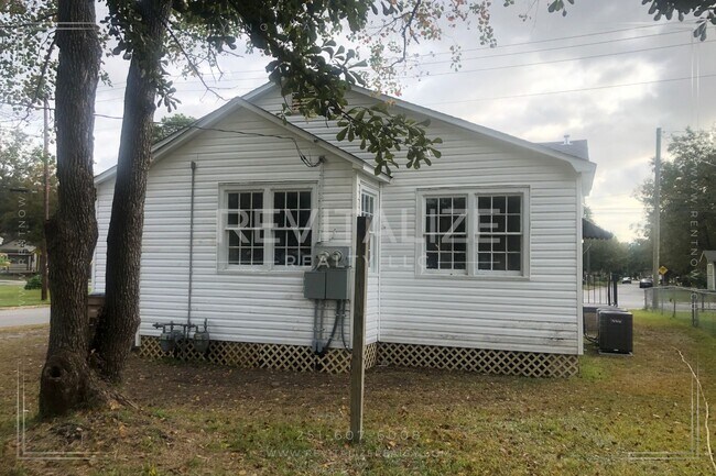 Building Photo - Cozy 2 Bedroom/1 Bathroom Duplex in Mobile!