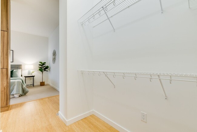 Building Photo - Light & bright 1-bdrm/1-bath condo in desi...