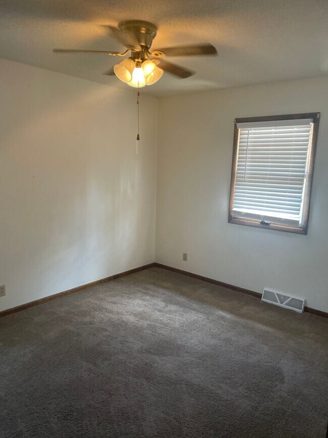 Building Photo - 2940 Leeway Dr