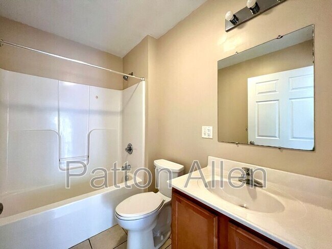 Building Photo - 8 Zell Ln