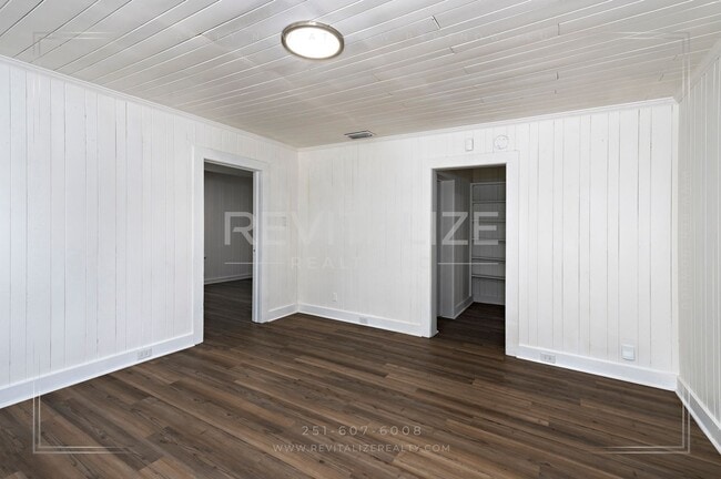 Building Photo - Adorable 3 Bed 2 Bath Cottage with Double ...