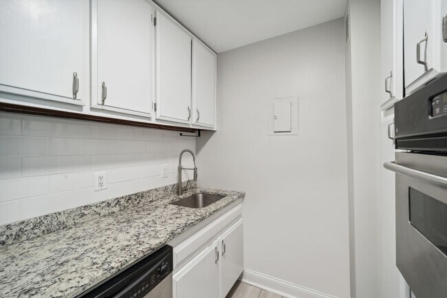 Building Photo - Stunning 1 BR/1 BA Condo in Southwest Wate...