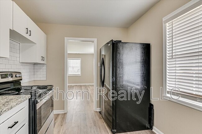 Building Photo - 810 Royalette Ave