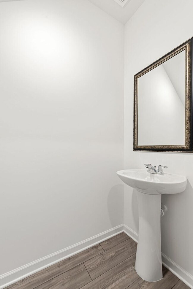 Building Photo - Victoria Heights - 5 bedroom -For Rent $2350