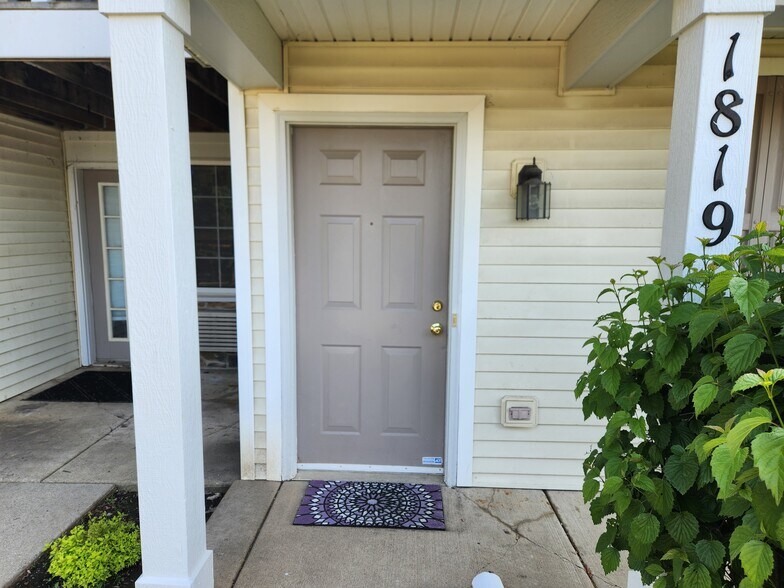 Building Photo - 1819 Silverstone Dr