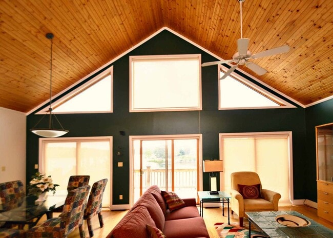 Building Photo - 4 Bedroom || 3 Bathroom home on Leesville Lake