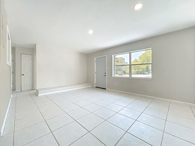 Building Photo - 1424 Pineda St