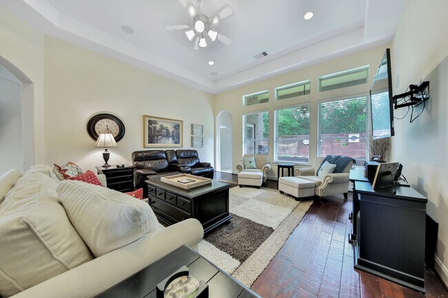 Building Photo - 102 Buck Trail Pl