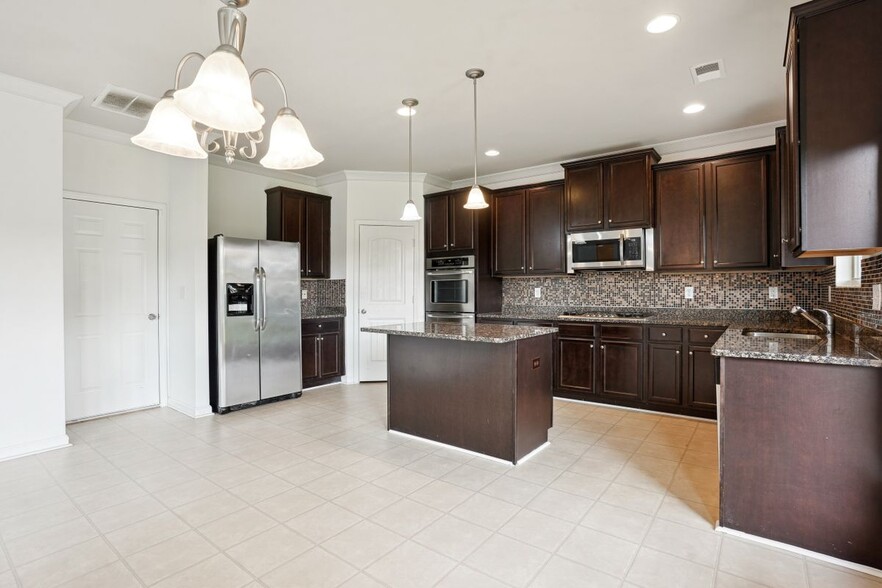 Building Photo - 90 Oakwood Dr