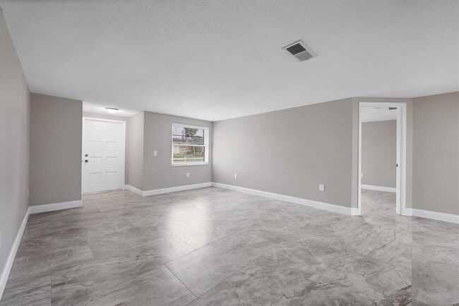 Building Photo - 880 Queen Rd