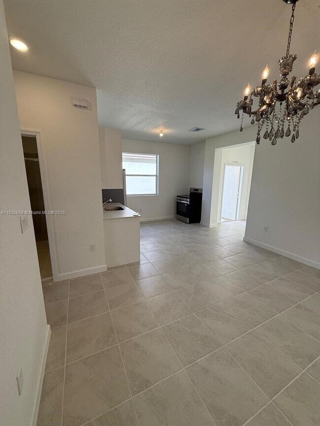 Building Photo - 2942 SE 23rd Ave