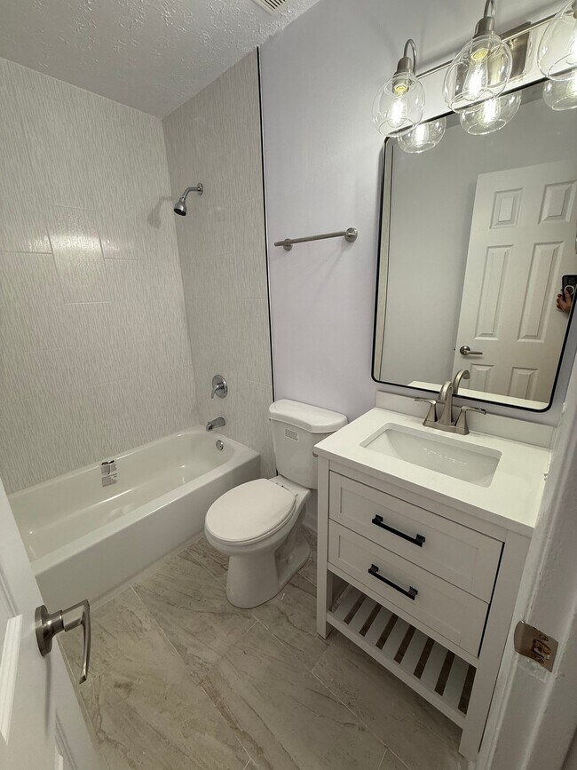 Building Photo - 810 Summer Hill Ln
