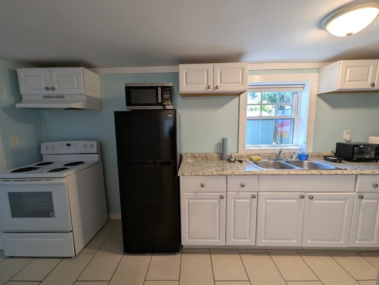 Building Photo - 1325 E 40th St