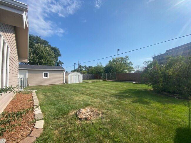 Building Photo - Huge Urbandale Home with Fenced In Back Yard!