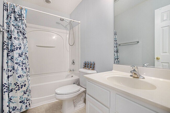 Building Photo - Beautifully Updated 3BR/3BA Coastal Townhome in Prime Location!