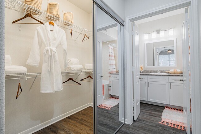 Building Photo - Bright, Open, & $500 Off