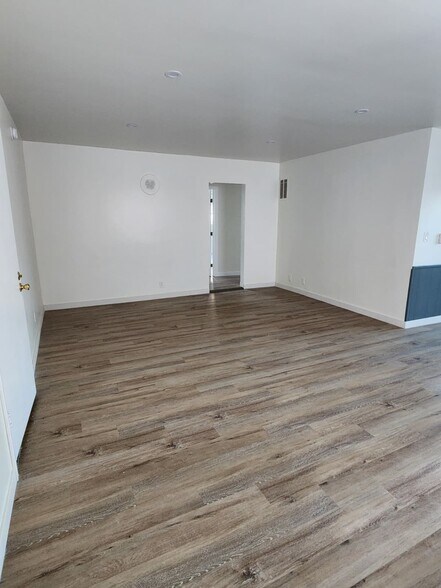 Building Photo - 1414 S Orange Grove Ave