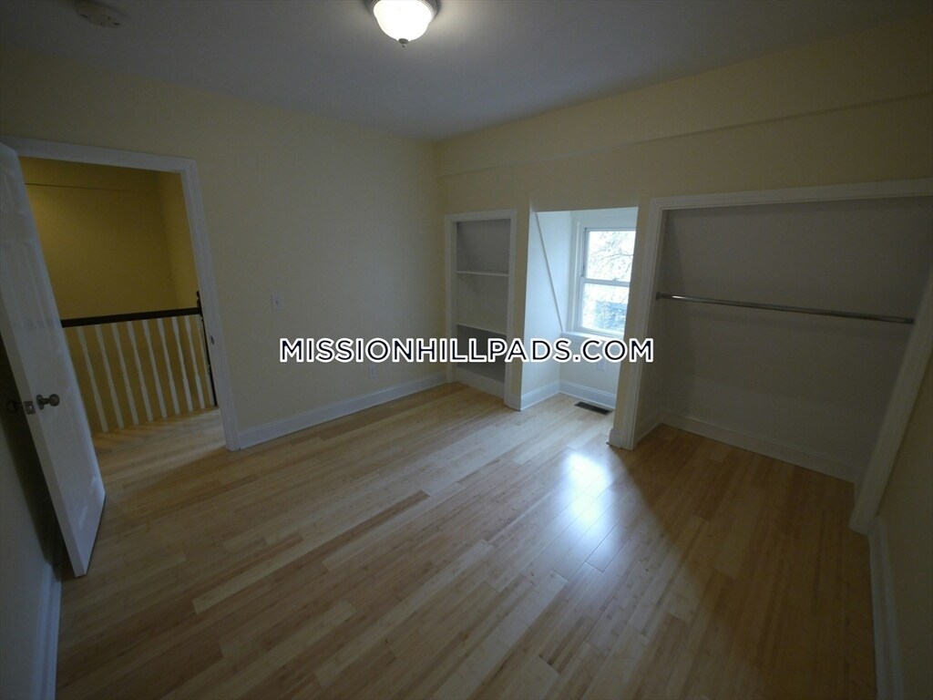 Building Photo - 5 Saint James Pl