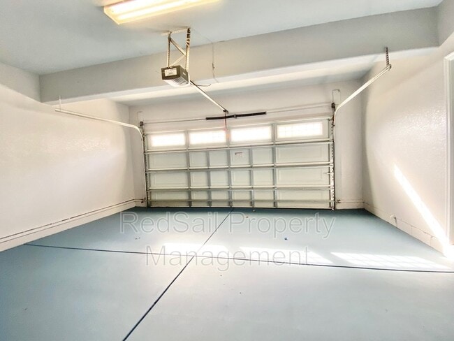 Building Photo - 717 Dissdale Ln