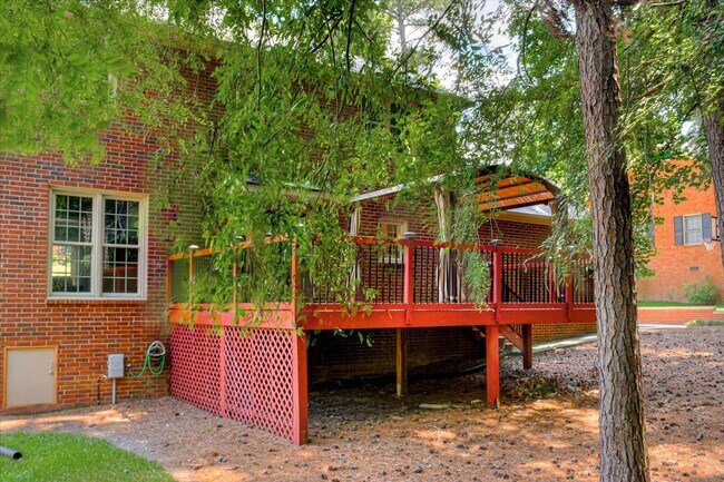 Building Photo - 4 bedroom 3 full bathroom home in heart of...