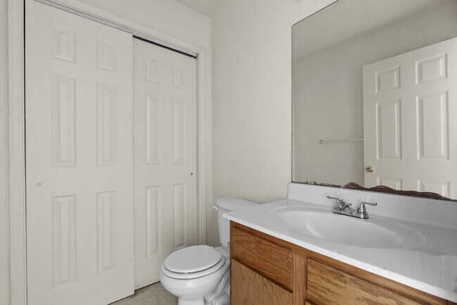 Building Photo - Charming Two Bedroom Townhome in South Louisville, Family-Friendly Neighborhood!