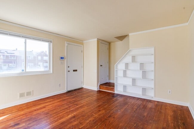 Building Photo - Charming End-Unit Townhome