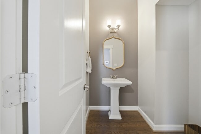 Building Photo - 1824 Hazelwood Rd