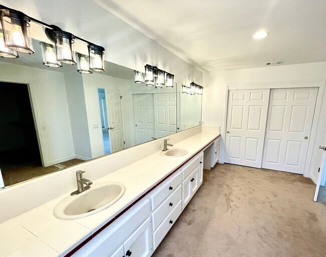 Building Photo - Prestigious Elkhorn Estates Home