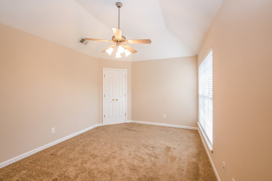 Building Photo - 938 Classic Cove