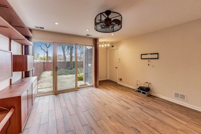 Building Photo - 2803 S Michigan Ave