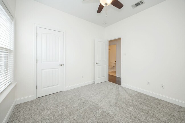 Building Photo - Charming Home Move-in Ready!