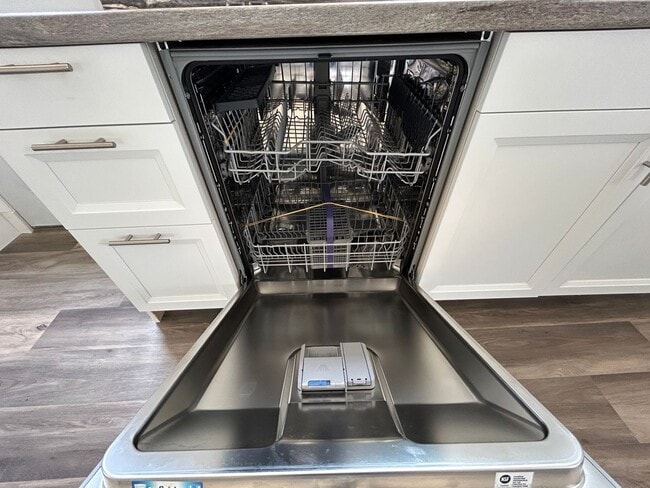 Building Photo - 3 Bedroom 1 Bath Beautiful House with Fenced Yard & Garage