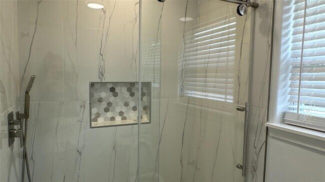 Building Photo - 136 Cherry Tree Ln